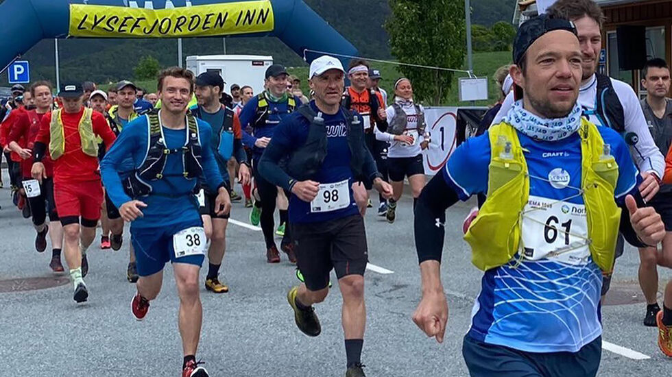 Starten har gått og 84 løpere starter på ferden innover i Lysefjorden. (Foto: Arrangøren)