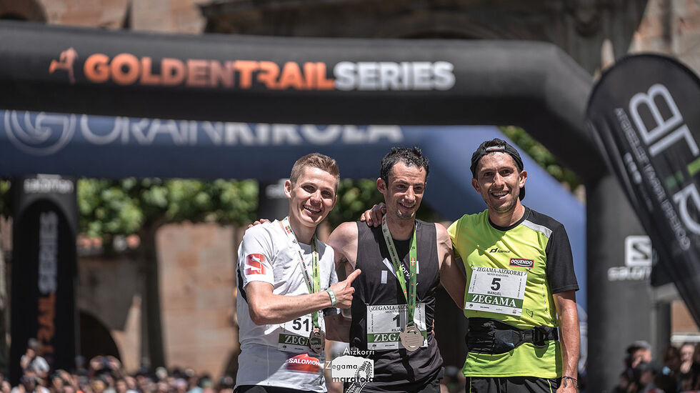 De tre beste menn i Zegama-Aizkorri 2022 : David Magnini, Kilian Jornet og Manuel Merillas. (Foto: @GoldenTrailSeries@jsaragossa)