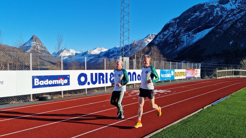 Frode Hoprekstad og Alf Petter Bøe i vakre omgivelser på Ikornnes Idrettspark der det skal løpes i 24 timer 17.-18. juni.