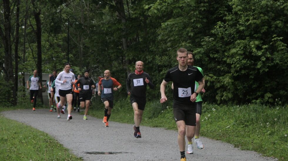Johannes Løkkeborg Alnes (25) har tatt ledelsen etter 200 meter ut I løpet som hadde felles start