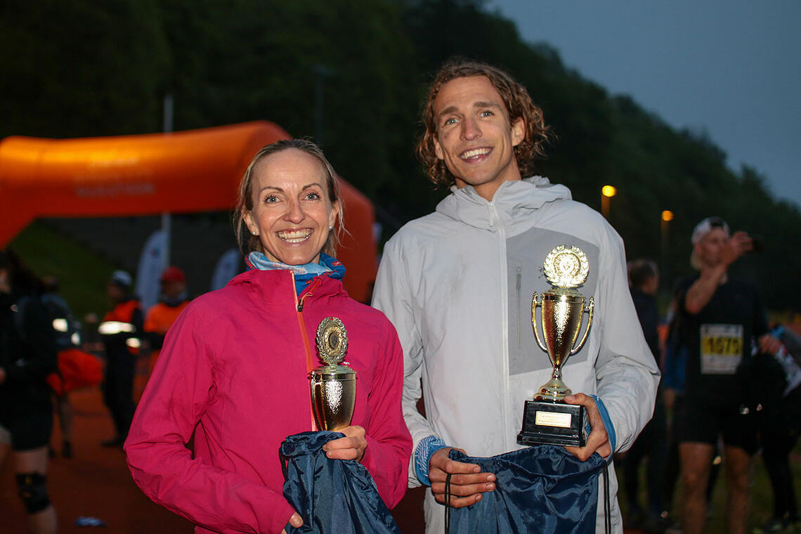 Anita Iversen Lilleskare og Anders Sommer med pokalene som viser at de er årets vinnere av Bergen Fjellmaraton. (Alle foto; Arne Dag Myking)