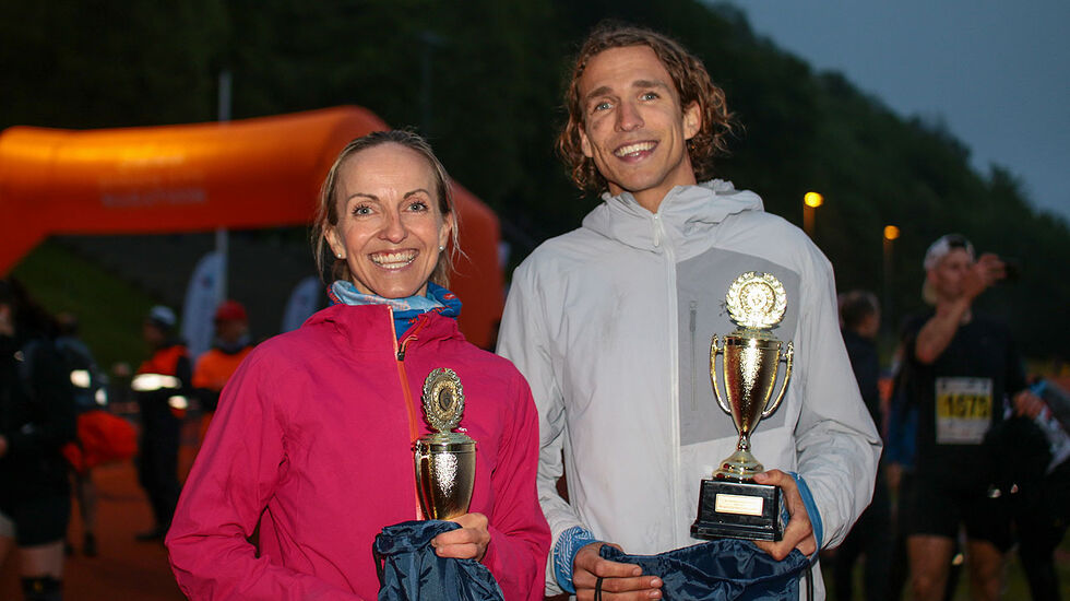 Anita Iversen Lilleskare og Anders Sommer med pokalene som viser at de er årets vinnere av Bergen Fjellmaraton. (Alle foto; Arne Dag Myking)
