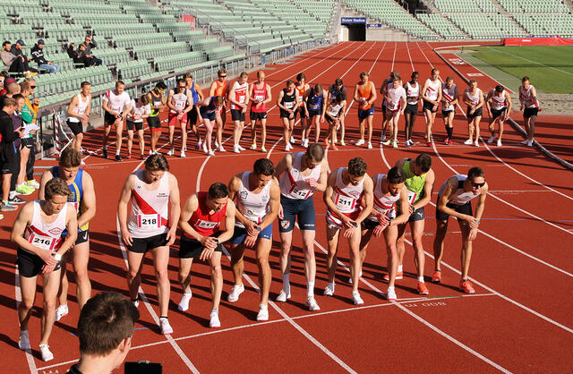 To heat med 34 løpere i hvert ble unnagjort på et Bislett-anlegg bada i sol. (Foto: Simon Pedersen)