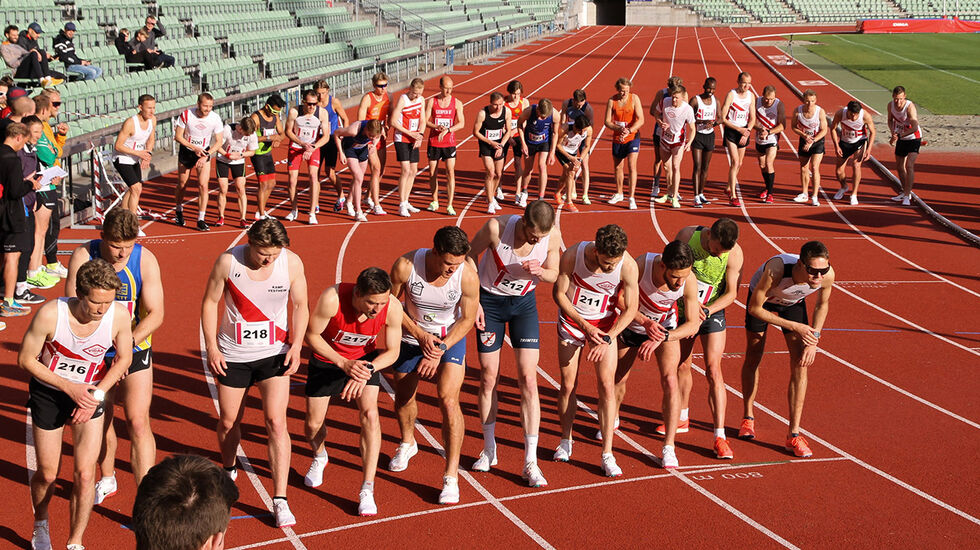 To heat med 34 løpere i hvert ble unnagjort på et Bislett-anlegg bada i sol. (Foto: Simon Pedersen) 