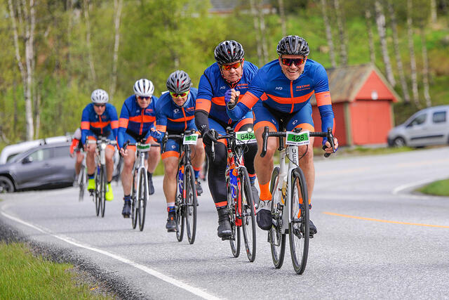 Erik Vonheim er begeistret i front for laget sitt, Askøy STK Sykkel, her på vei over Kvamskogen. (Alle foto: Arne Dag Myking)