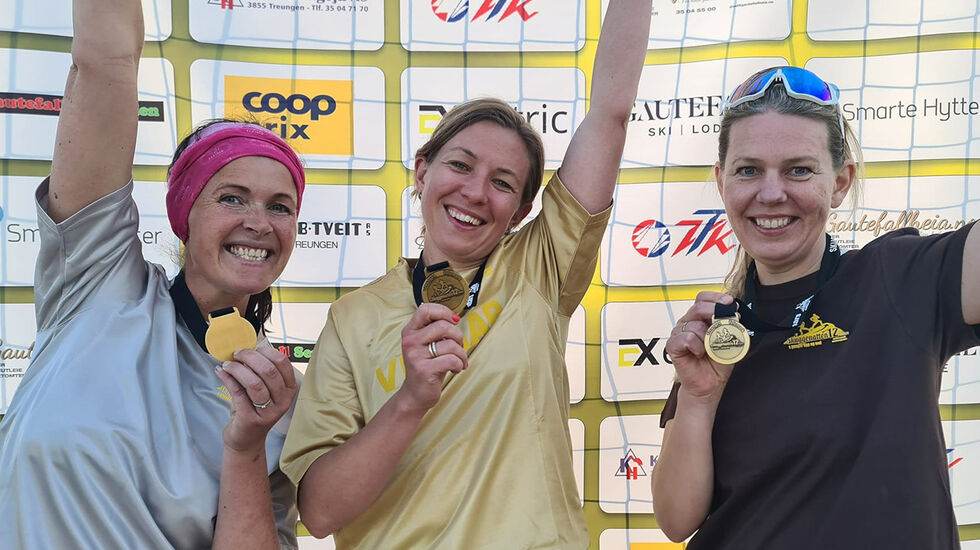 De beste kvinnene totalt i Skuggenatten 12-timars: 1. Liv-Anna Folgerø (midten), Tromøy Trim og Idrett, 6 runder. 2. Øyunn Bygstad (venstre), Romerike Ultraløperklubb, 6 runder. 3. Inger K Frantzen (høyre), Søgne, 5 runder. (Foto: Helge Reinholt)