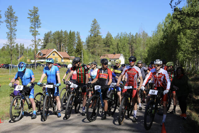 51 ryttere oppstilt på start på hovedrittet på 46 km. (Foto: Mathias Mesøy Berg)