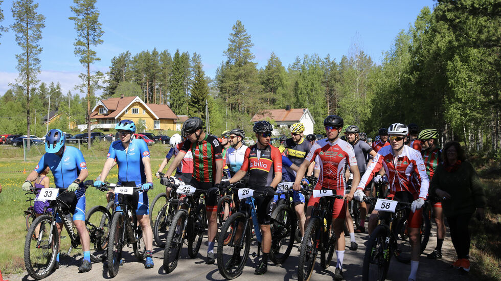 51 ryttere oppstilt på start på hovedrittet på 46 km. (Foto: Mathias Mesøy Berg)