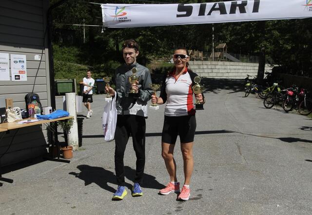 De to vinnerne i Kleiva Rundt, Kristian Nedregård og Kari-Anne Tryggestad Ryste. Det vanket både klassevinnerpokal, vandrepokal, gavepremie og gavekort på de to
