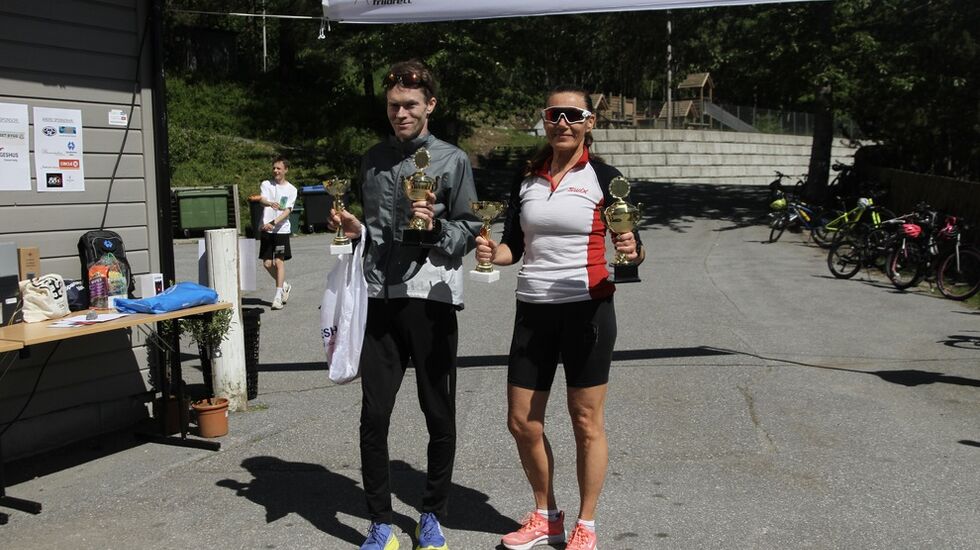 De to vinnerne i Kleiva Rundt, Kristian Nedregård og Kari-Anne Tryggestad Ryste. Det vanket både klassevinnerpokal, vandrepokal, gavepremie og gavekort på de to