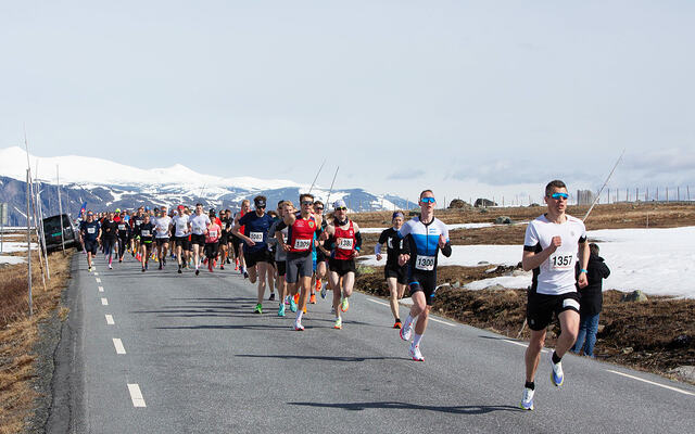 Geir Endre Rogn tok teten fra start og vant halvmaraton i fjor på 1.07.22. (Arrangørfoto)
