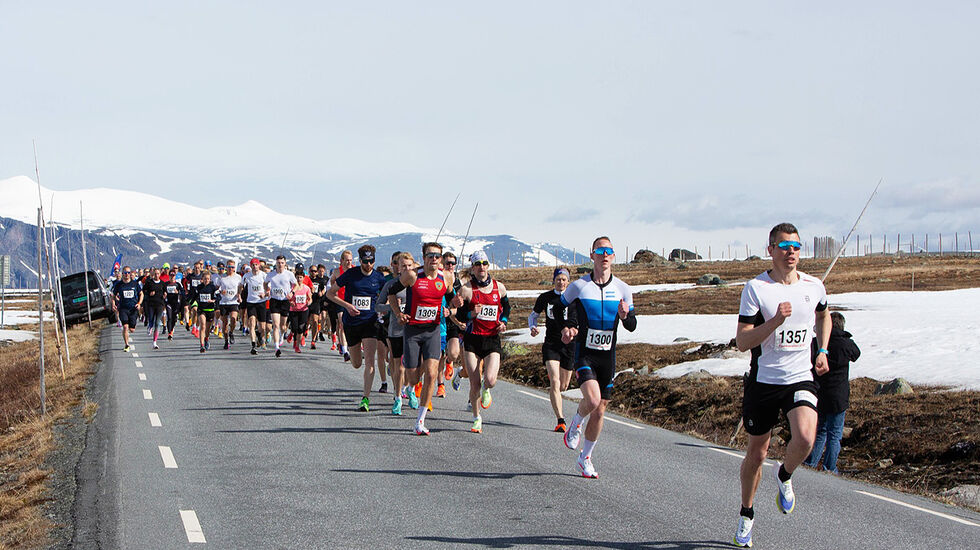 Geir Endre Rogn tok teten fra start og vant halvmaraton i fjor på 1.07.22. (Arrangørfoto)
