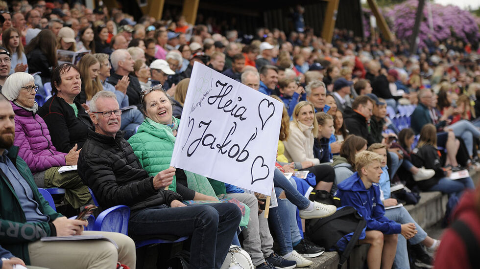 Ikke tvil om hvem som var den største helten denne kvelden på Fana Stadion. (Alle foto: Arne Dag Myking)