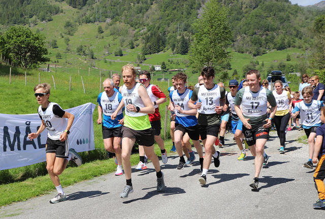 Startfeltet i konkurranseklassen: Vi ser vinneren Johannes Heien med startnummer 19 og toeren William Samland Eik med startnummer. 20. (Foto; Morten Nygård, Grenda)
