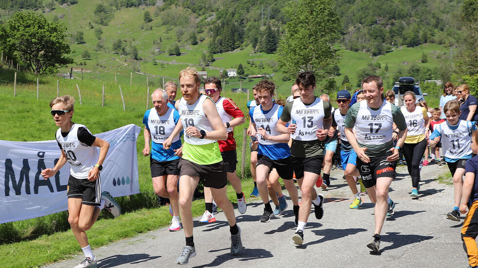 Startfeltet i konkurranseklassen: Vi ser vinneren Johannes Heien med startnummer 19 og toeren William Samland Eik med startnummer. 20. (Foto; Morten Nygård, Grenda)