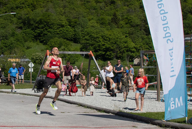 Rune Opem i godt driv på vei mot mål og fantomtiden 30.38 i den 10 km lange løypa i Lustraløpet. (Foto: Luster Idrettslag)