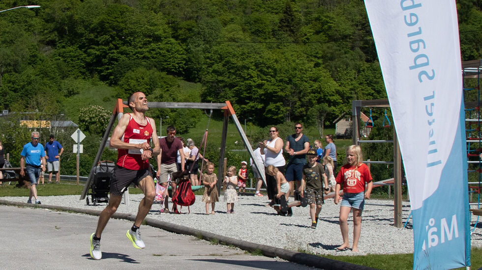 Rune Opem i godt driv på vei mot mål og fantomtiden 30.38 i den 10 km lange løypa i Lustraløpet. (Foto: Luster Idrettslag)
