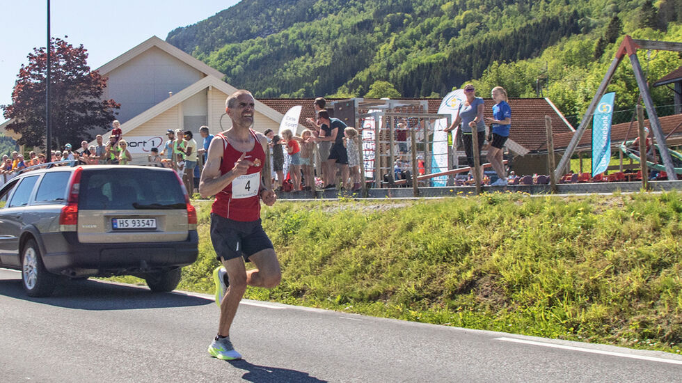Rune Opem i godt driv på vei mot mål og fantomtiden 30.38 i den 10 km lange løypa i Lustraløpet. (Alle foto: Luster Idrettslag)