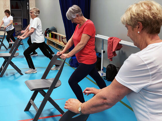 Deltakerne tøyer ut etter 50 minutter trening