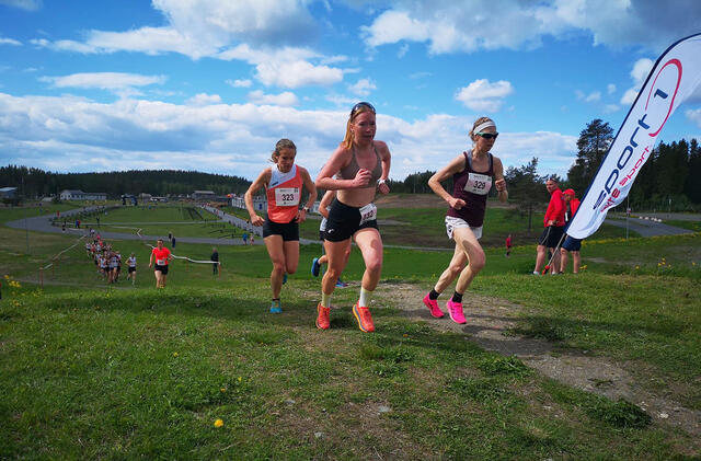 Kristin Størmer Steira (til høyre) var klart beste kvinne også etter omregning. Her med Ingrid Hannestad (332) og Runa Skrove Falch (323) (Foto: Rolf Bakken)