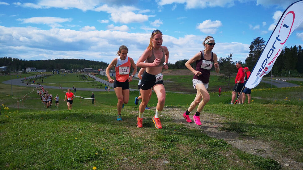 Kristin Størmer Steira (til høyre) var klart beste kvinne også etter omregning. Her med Ingrid Hannestad (332) og Runa Skrove Falch (323) (Foto: Rolf Bakken)