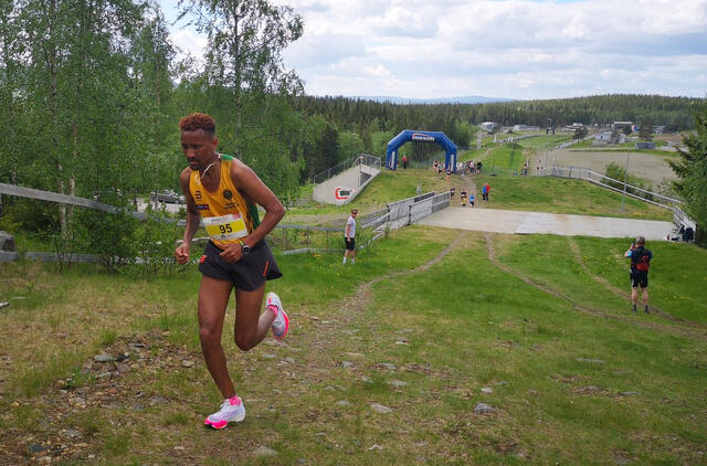 Senay Fissehatsion med klar ledelse allerede før Birkebeineren skistadion var tilbakelagt i fjorårets løp. (Foto: Rolf Bakken)