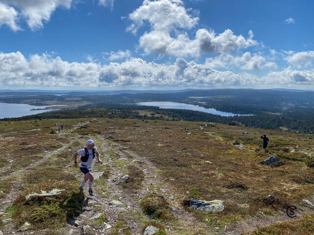Fra vendepunktet i Birken Fjellmaraton på Nevellfjell 1060 moh med panoramautsikt over Reinsvatnet (til venstre) og Nevelvatnet. (Foto: Sylvain Cavatz)