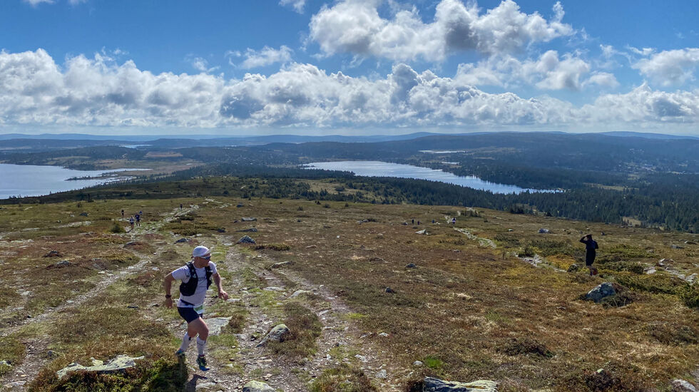Fra vendepunktet i Birken Fjellmaraton på Nevellfjell 1060 moh med panoramautsikt over Reinsvatnet (til venstre) og Nevelvatnet. (Foto: Sylvain Cavatz)