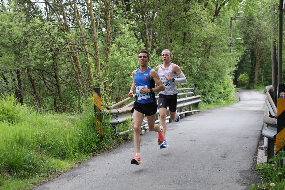Augustson og Sørli passerer Hamre bro etter snaue 7 km