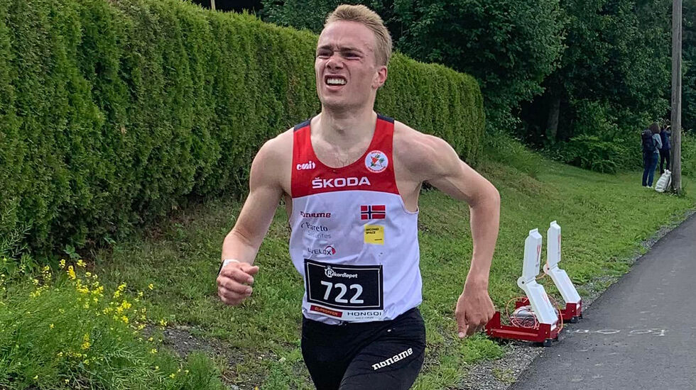 Kasper Fosser vant suverent søndag formiddag, og satte løyperekord på 5 kilometer. (Foto: Rekordløpet)