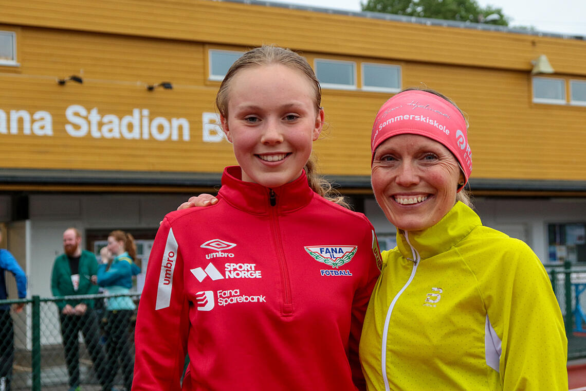 Mathea Galleberg vant 5 km mens mamma Renate vant 10 km i Sommerkarusellen på Fana Stadion. (Alle foto: Arne Dag Myking)