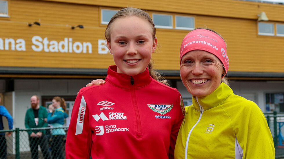 Mathea Galleberg vant 5 km mens mamma Renate vant 10 km i Sommerkarusellen på Fana Stadion. (Alle foto: Arne Dag Myking)