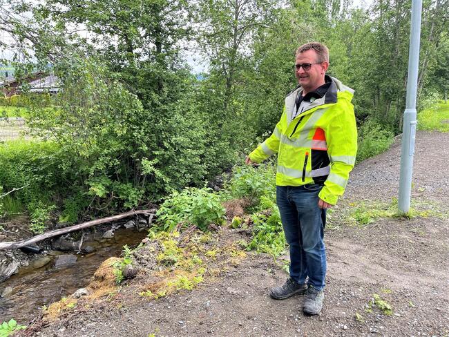 Otto Uthus, prosjektleder for vann og avløp i Orkland kommune, ved Orklaparken på Orkanger. Foto: Orkland kommune/Steinar Larsen