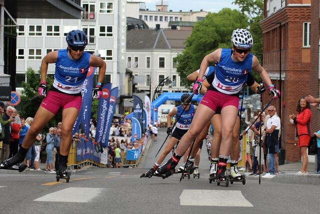 Lotta Udnes Weng (til venstre) og Mathilde Myhrvold i frisk fight i kvinnefinalen. (Foto: Rolf Bakken)