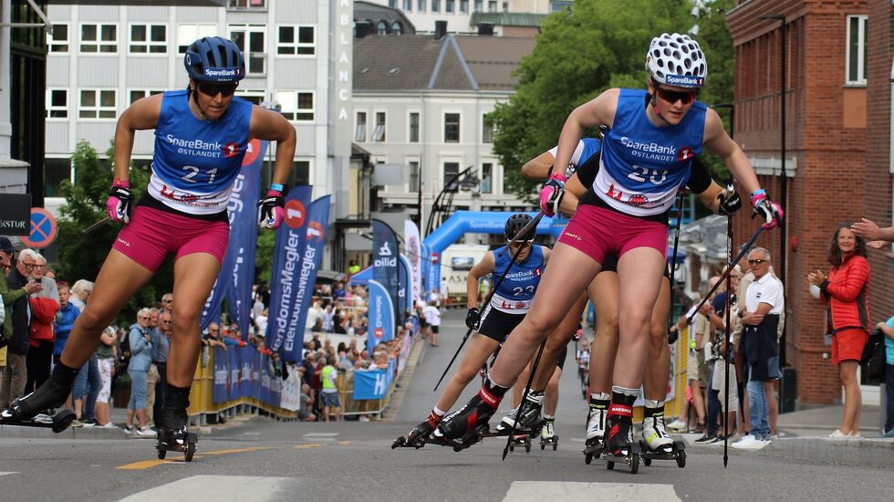 Lotta Udnes Weng (til venstre) og Mathilde Myhrvold i frisk fight i kvinnefinalen. (Foto: Rolf Bakken)