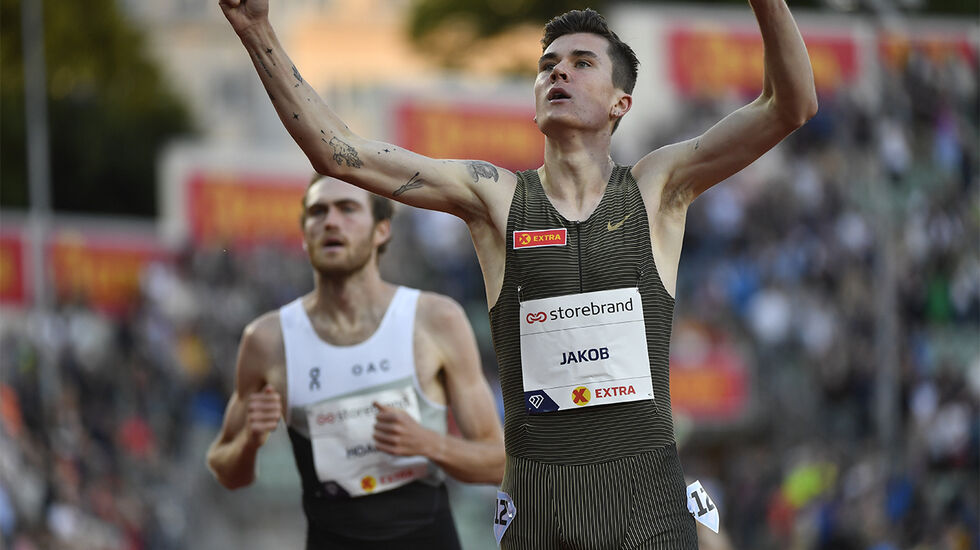 Jakob Ingebrigtsen suste inn til seier og verdens beste tida på 1 mile siden 2001. Da er det lov å løfte armene i været. (Foto: Diamond League AG) 