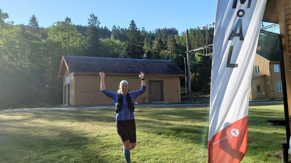 Sofie Johansson i mål i solskinnet på Morskogen lørdag morgen.