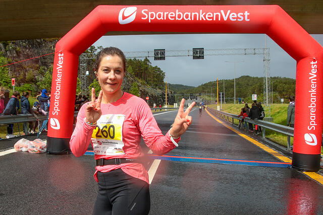 Silje Salte går i mål etter sin halvmaraton inne i tunnelene.Utenfor var det både sol og regn. (Alle foto: Arne Dag Myking)