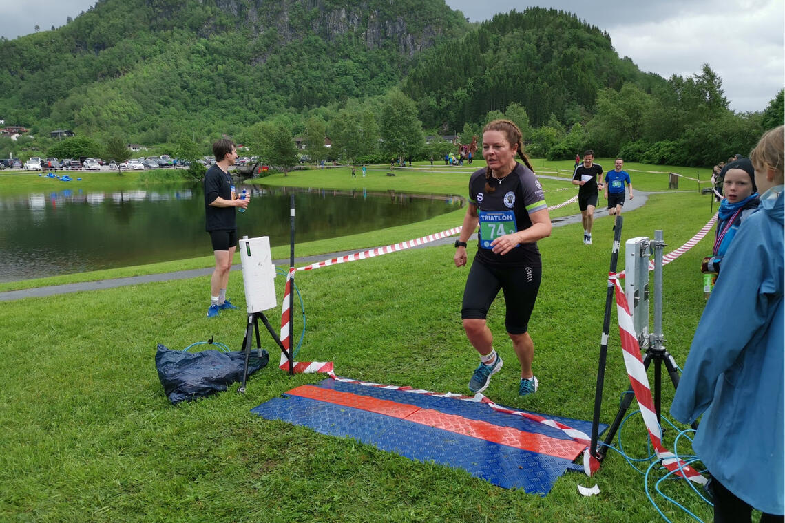 Kari Prøven går i mål for laget Eid IL ski 1. Hun har tatt løpeetappen mens de to andre på laget svømte og syklet. (Alle foto: FB-siden til Sunnfjord Triatlon)