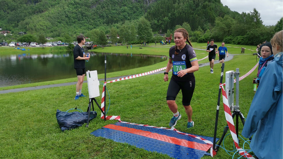 Kari Prøven går i mål for laget Eid IL ski 1. Hun har tatt løpeetappen mens de to andre på laget svømte og syklet. (Alle foto: FB-siden til Sunnfjord Triatlon)