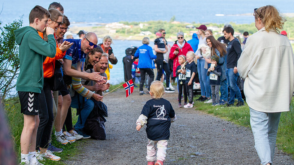 Målgang med mye jubel for en av de aller minste. (Foto:Christer Tysdal)