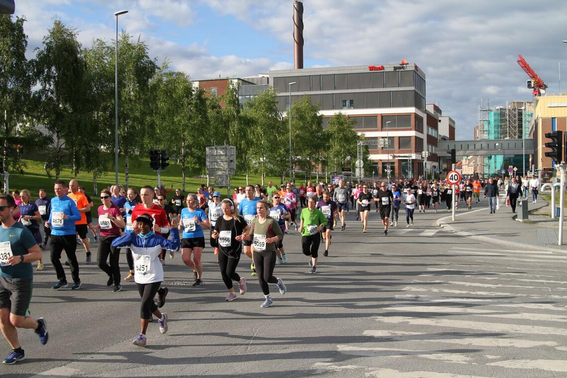 1300 løpere deltok på mila under Midnight Sun Marathon