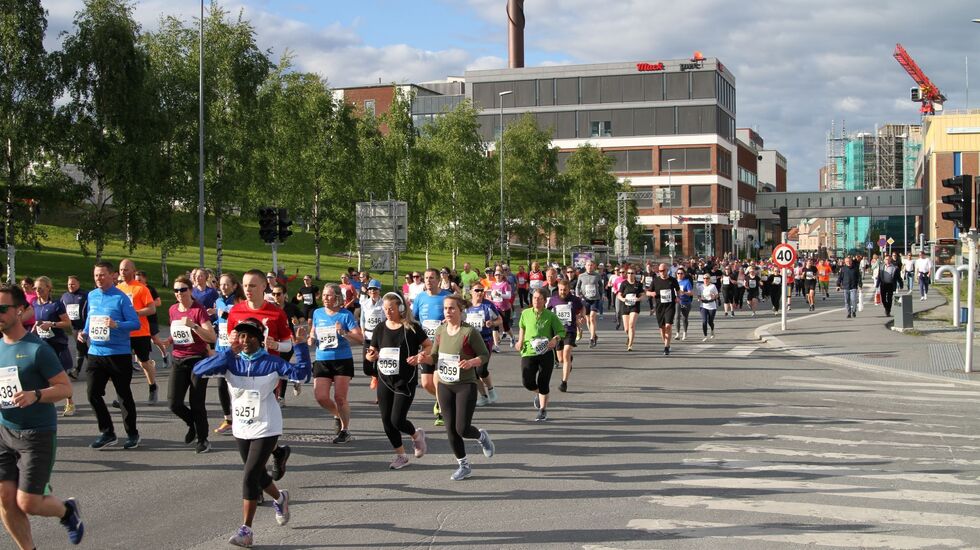 1300 løpere deltok på mila under Midnight Sun Marathon