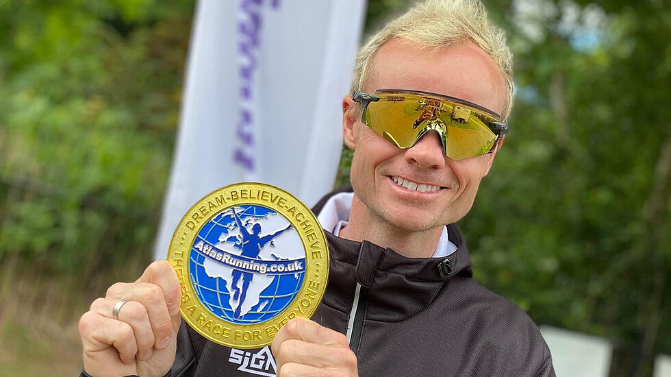Bjørn Tore Kronen Taranger med den gedigne medaljen han fikk for sin førsteplass: – Det er alltid en god dag når fargen på medaljen matcher håret, mener Bjørn Tore. (Alle foto: Rina Natland)