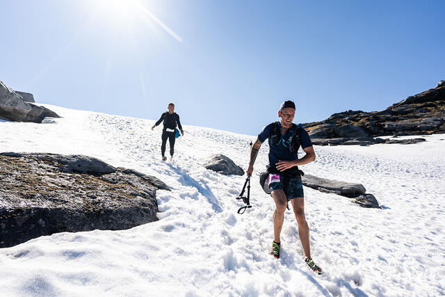 Lofoten Ultra-Trail bød på varierte utfordringer, og her var det nok noen som gjerne skulle hatt et par ski til disposisjon. (Foto: Ian Coreless)
