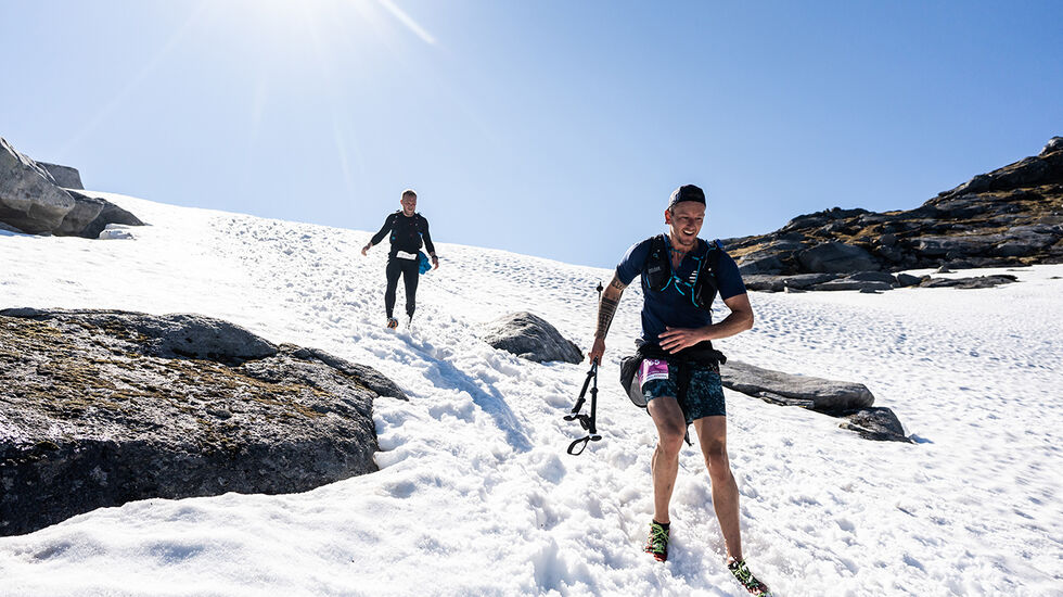 Lofoten Ultra-Trail bød på varierte utfordringer, og her var det nok noen som gjerne skulle hatt et par ski til disposisjon. (Foto: Ian Coreless) 