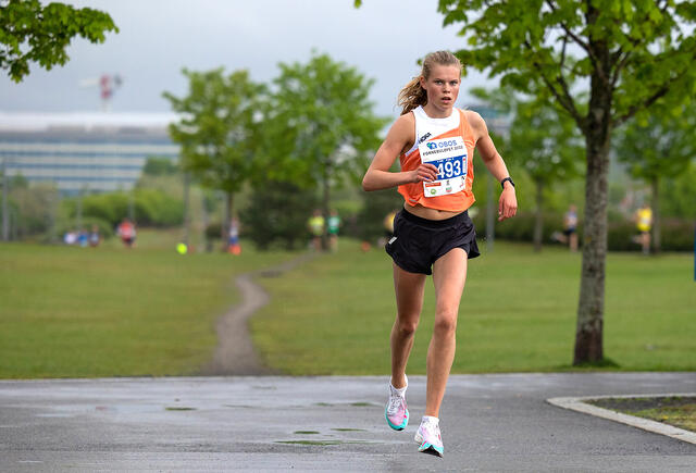 Malin Hoelsveen liker å være med på både gate-, bane- og terrengløp. Her langer hun godt ut under årets Fornebuløp. (Foto: Samuel Hafsahl)