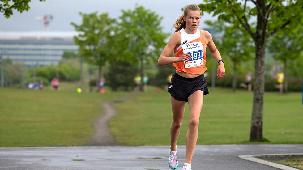 Malin Hoelsveen liker å være med på både gate-, bane- og terrengløp. Her langer hun godt ut under årets Fornebuløp. (Foto: Samuel Hafsahl)