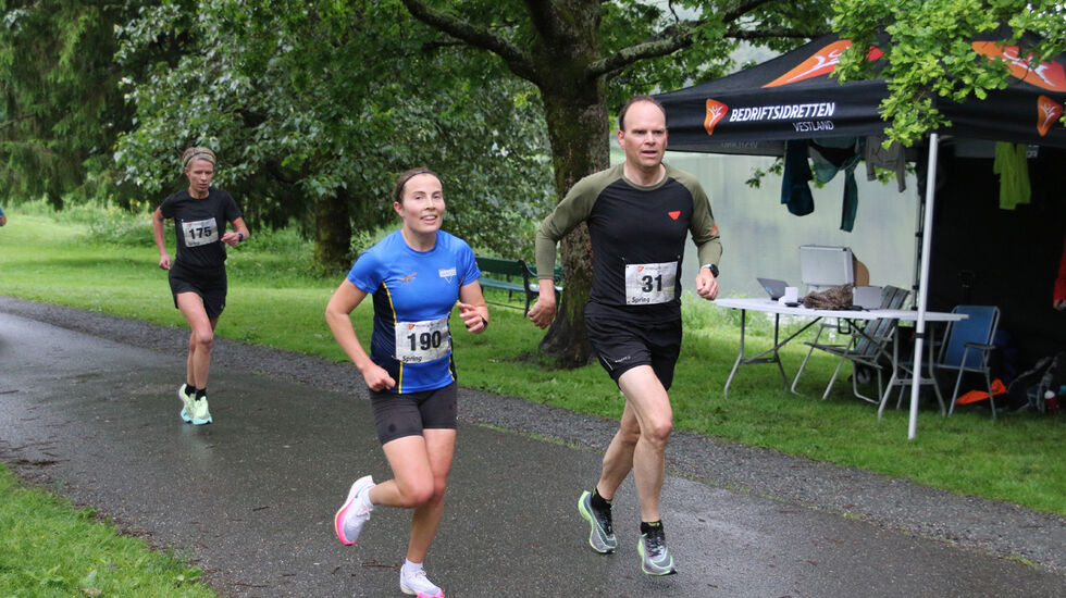 5 km vinner Torunn Jensen, her sammen med Leif Nordland