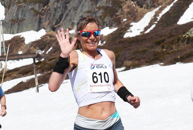 Dorte Foss vinker til fotografen på vei over Valdresflya mot Beitostølen og nok en klasseseier. (Foto: Kjell Vigestad)